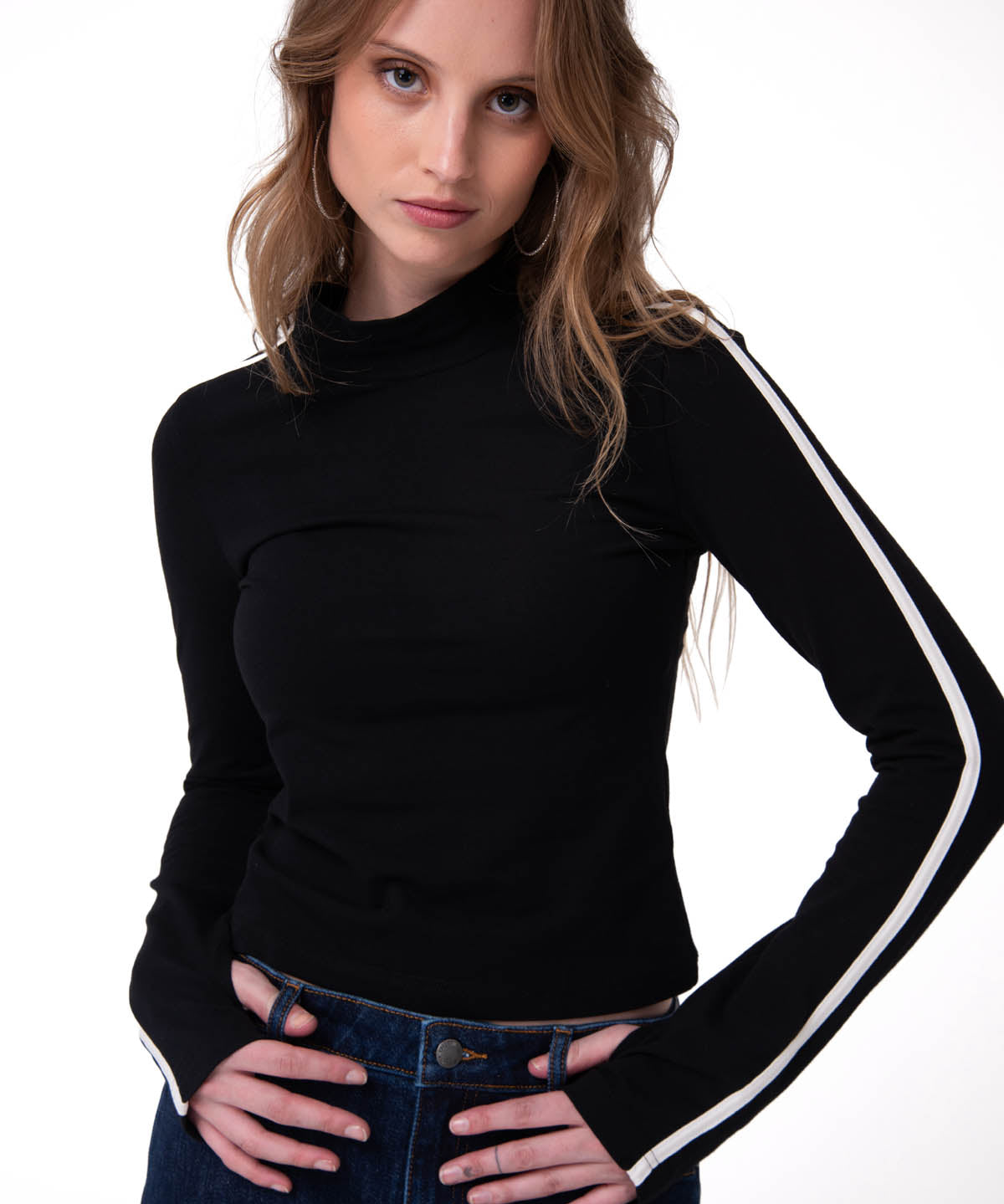 Camiseta Sporty Mock Neck Manga Larga Mujer Color Negro-1