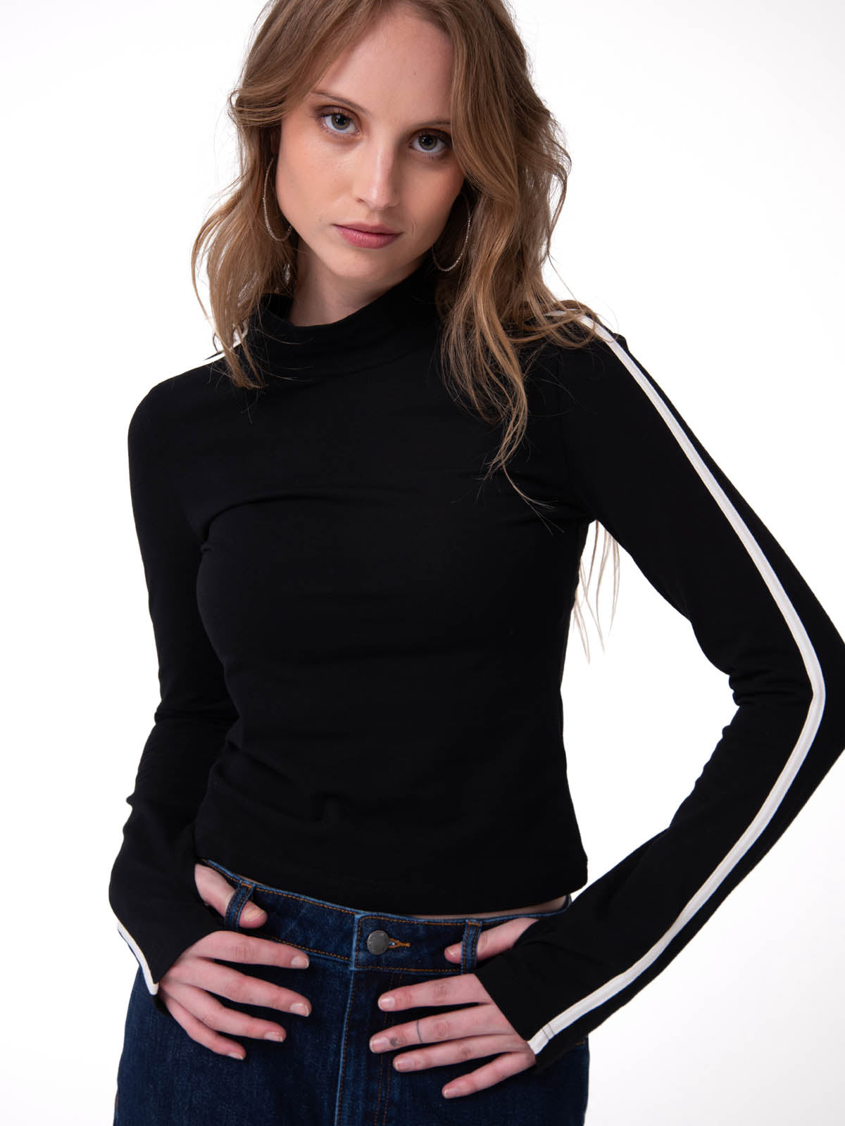 Camiseta Sporty Mock Neck Manga Larga Mujer Color Negro-1