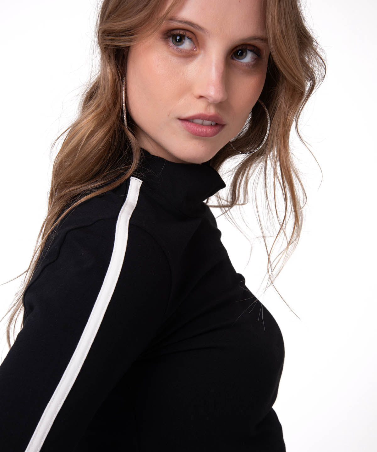 Camiseta Sporty Mock Neck Manga Larga Mujer Color Negro-4