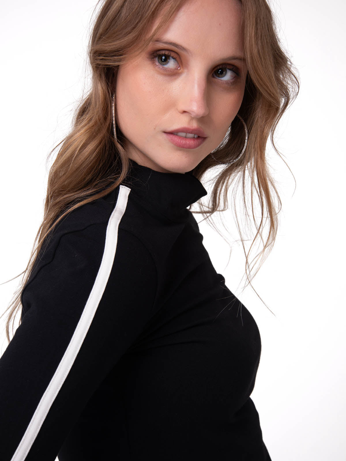 Camiseta Sporty Mock Neck Manga Larga Mujer Color Negro-4